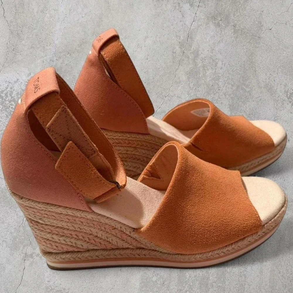 TOMS suede espadrille wedge sandals in a warm size 7.5